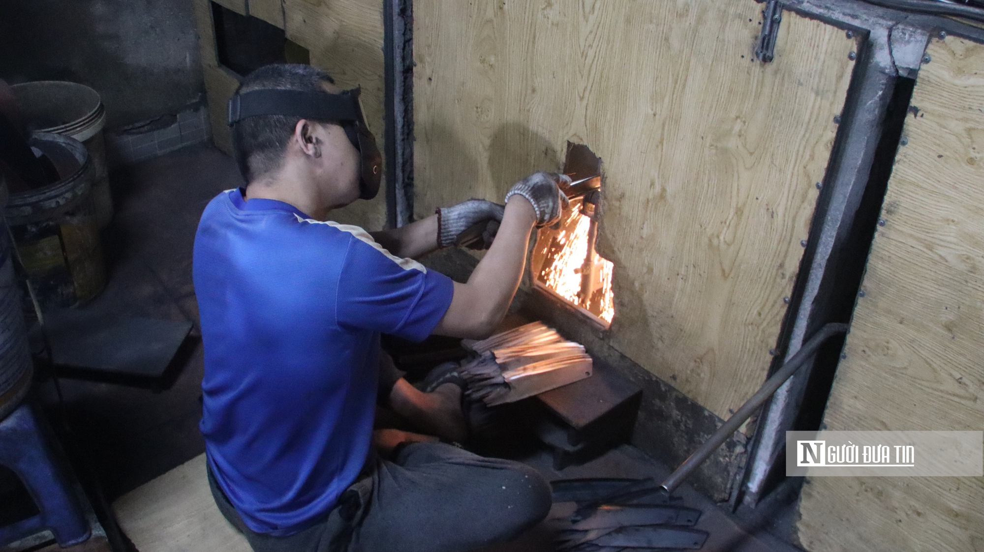 Sắc đỏ rực rỡ ở Quảng Ph&uacute; Cầu v&agrave; những l&agrave;ng nghề "kh&ocirc;ng thể bỏ lỡ" dịp 30/4 - Ảnh 5.