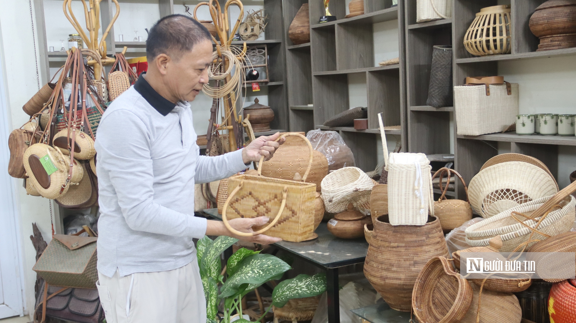 Sắc đỏ rực rỡ ở Quảng Ph&uacute; Cầu v&agrave; những l&agrave;ng nghề "kh&ocirc;ng thể bỏ lỡ" dịp 30/4 - Ảnh 6.