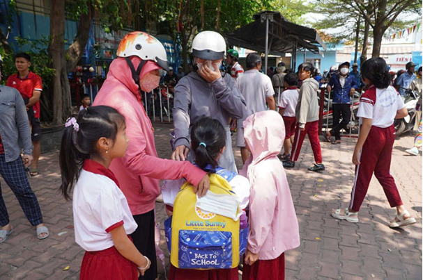 Liên quan vụ 200 học sinh bị ngộ độc: Lộ danh sách 22 trường dùng chung suất ăn - Ảnh 1.