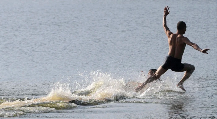 Kỳ tích gây chấn động của nhà sư “khinh công” trên mặt nước  - Ảnh 1.