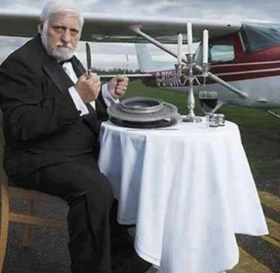 Người đ&agrave;n &ocirc;ng ăn cả m&aacute;y bay: Dị nh&acirc;n &ldquo;Ng&agrave;i Ăn Tuốt&rdquo; khiến thế giới r&ugrave;ng m&igrave;nh - Ảnh 1.