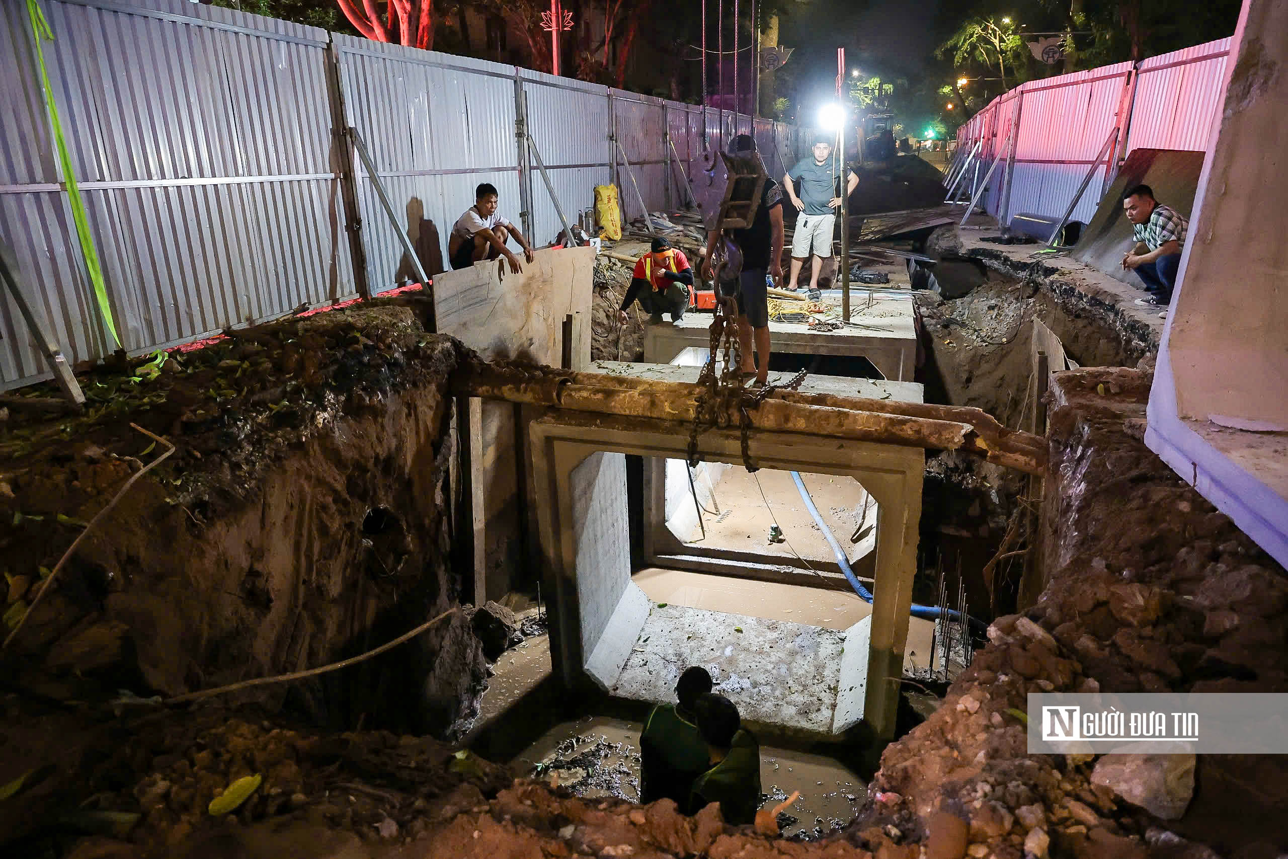 Cận cảnh thi c&ocirc;ng xuy&ecirc;n đ&ecirc;m c&ocirc;ng tr&igrave;nh chống ngập ở H&agrave; Nội- Ảnh 9.