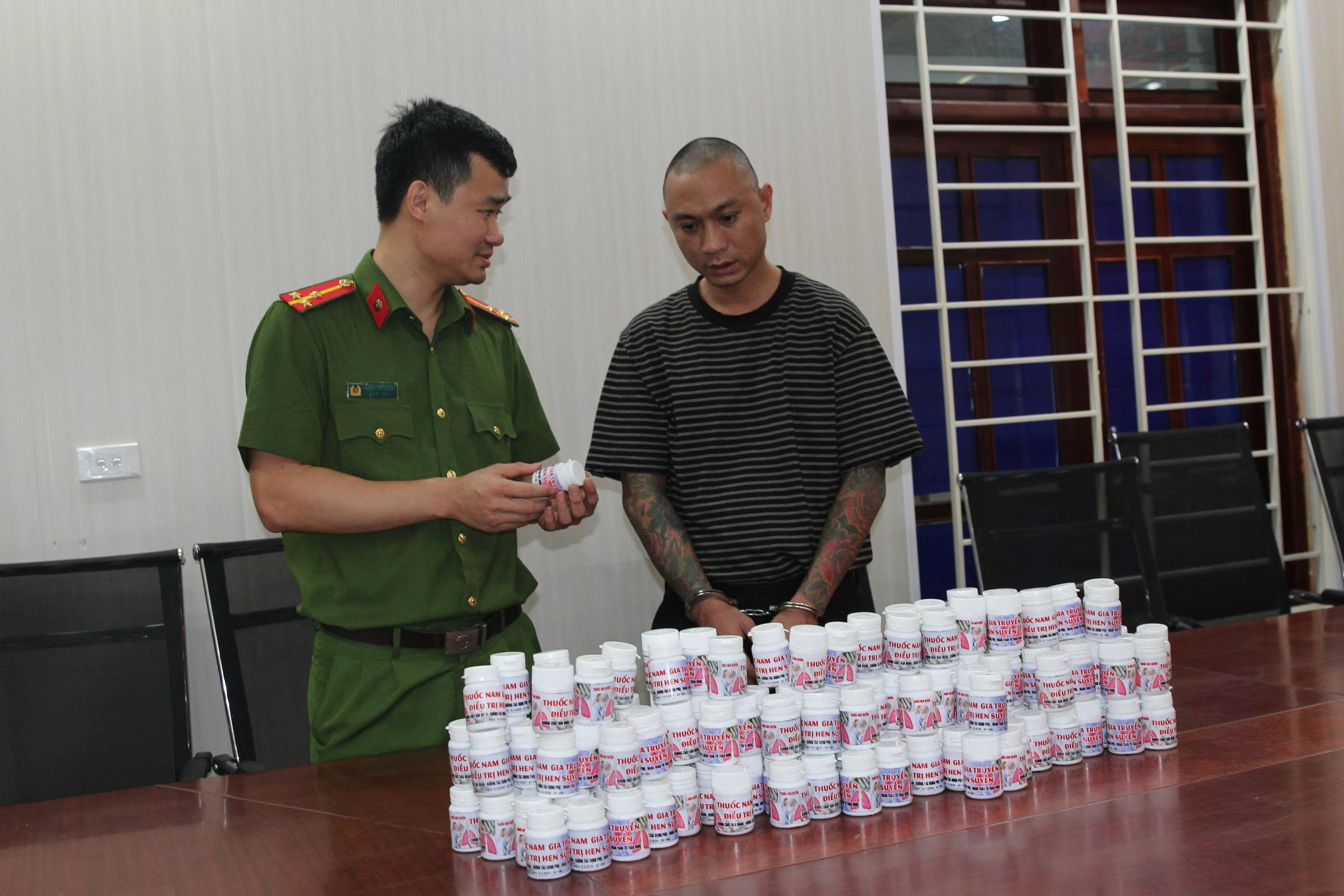 Thủ đoạn của kẻ bán hàng ngàn lọ thuốc giả với dòng quảng cáo“100% khỏi hen suyễn” - Ảnh 3.