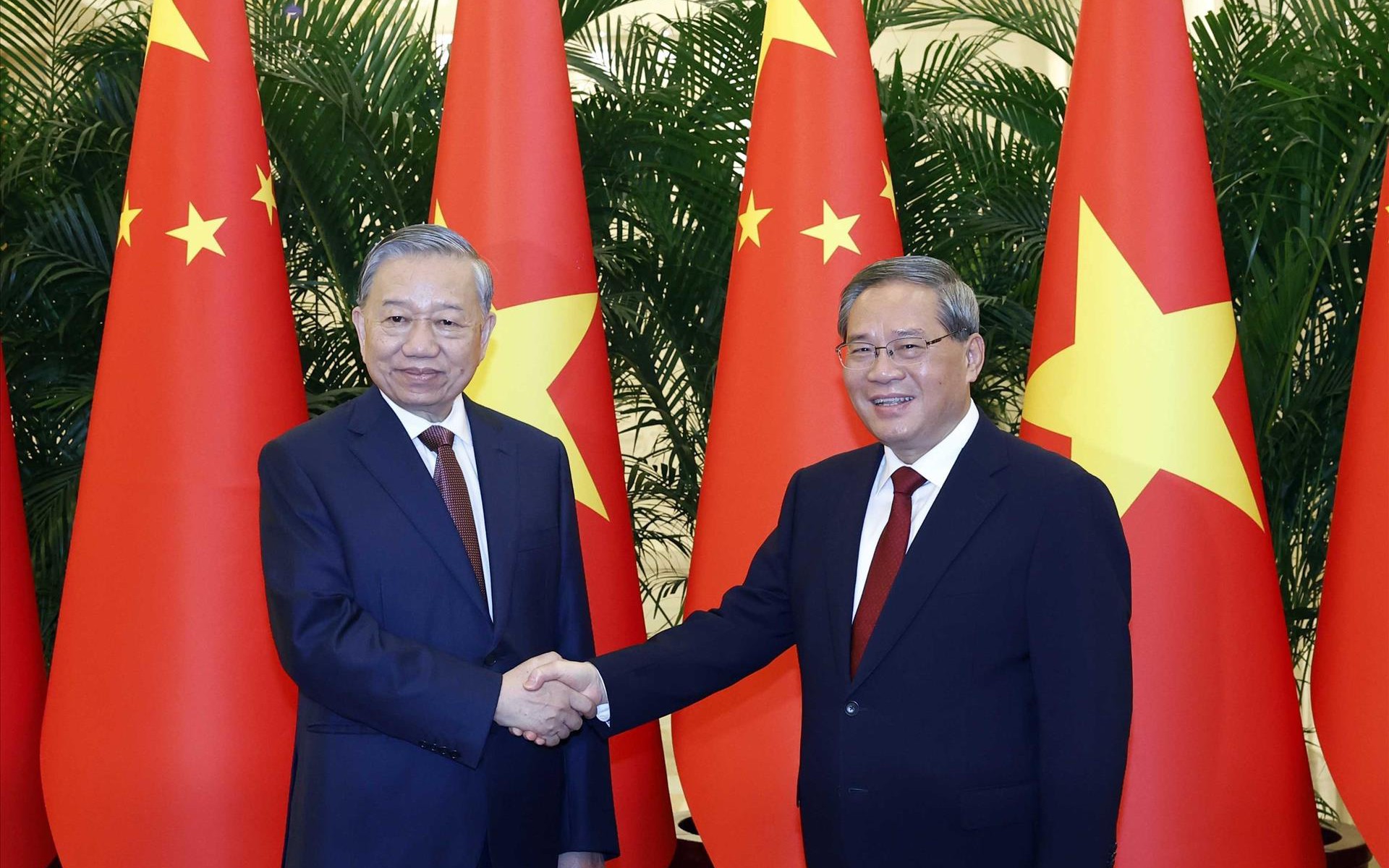 Thủ tướng Lý Cường chúc mừng Tổng Bí thư Tô Lâm, thúc đẩy quan hệ Việt - Trung lên tầm cao mới