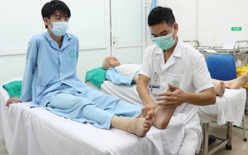 Nam sinh 19 tuổi liệt chân do ngồi khoanh chân, hồi phục thần kỳ nhờ y học cổ truyền