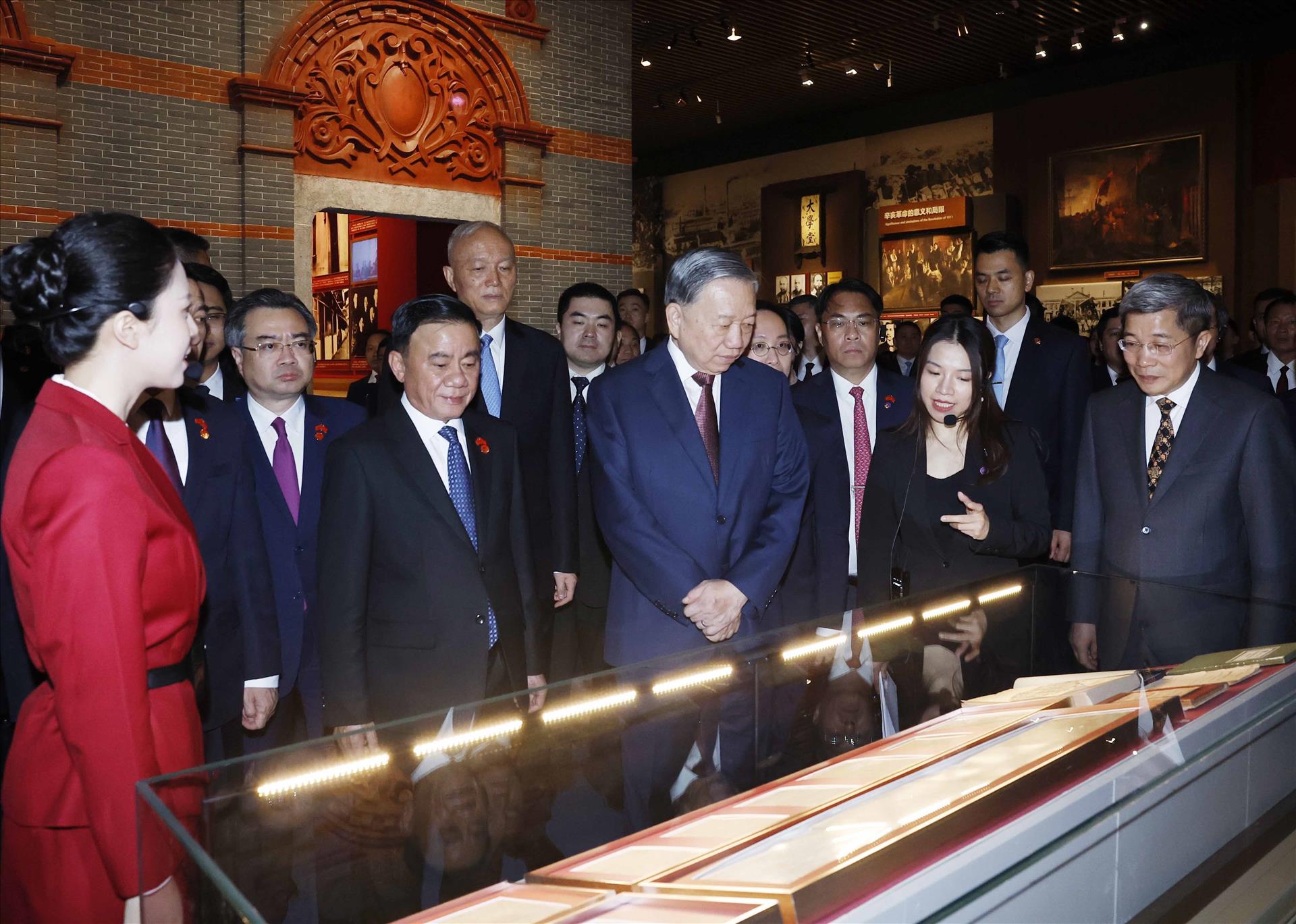 Tổng B&iacute; thư, Chủ tịch nước T&ocirc; L&acirc;m thăm Bảo t&agrave;ng Lịch sử Đảng Cộng sản Trung Quốc- Ảnh 2.