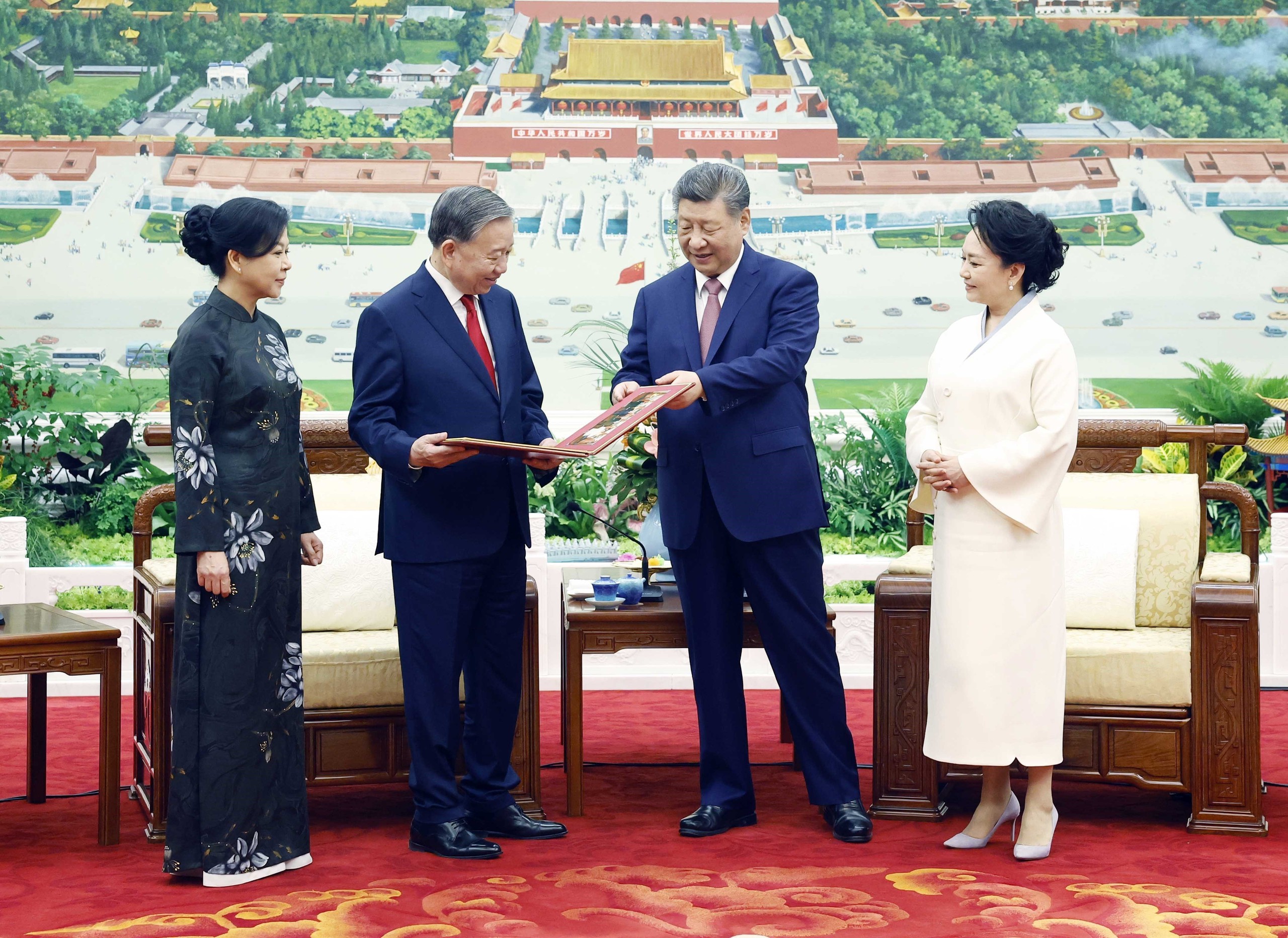 Hai Tổng Bí thư, Chủ tịch nước Việt Nam - Trung Quốc dùng tiệc trà- Ảnh 3.