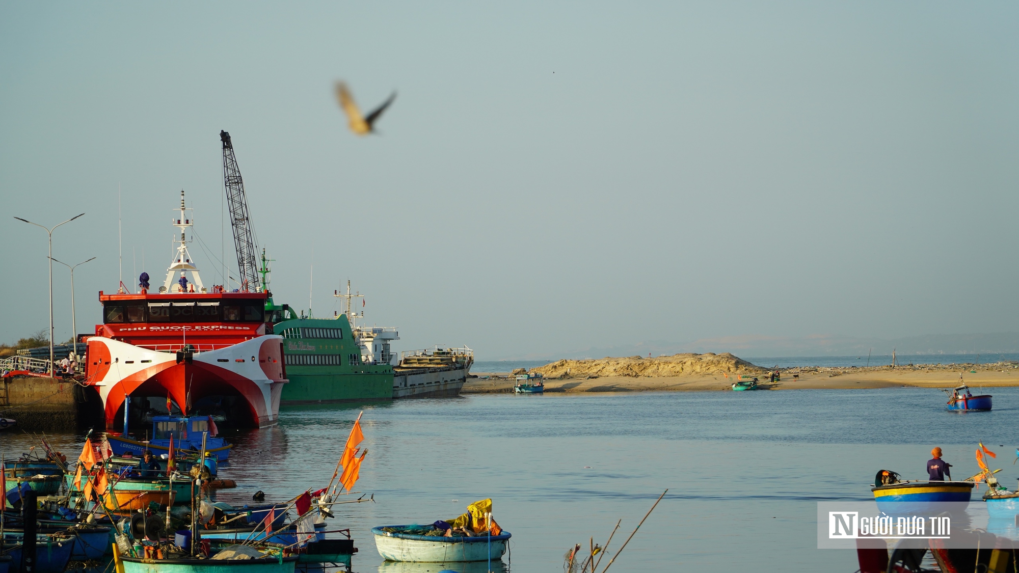 Lâm Đồng: Cửa biển Phan Thiết bồi lấp nghiêm trọng, tàu cao tốc “vật lộn” ra vào cảng- Ảnh 1. Lâm Đồng: Cửa biển Phan Thiết bồi lấp nghiêm trọng, tàu cao tốc “vật lộn” ra vào cảng- Ảnh 1.
