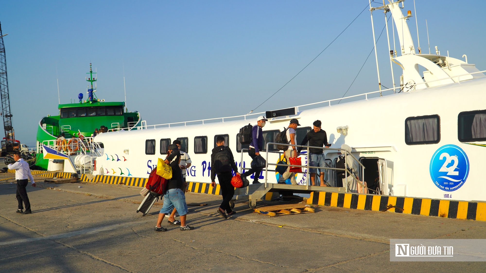 Lâm Đồng: Cửa biển Phan Thiết bồi lấp nghiêm trọng, tàu cao tốc “vật lộn” ra vào cảng- Ảnh 2. Lâm Đồng: Cửa biển Phan Thiết bồi lấp nghiêm trọng, tàu cao tốc “vật lộn” ra vào cảng- Ảnh 2.