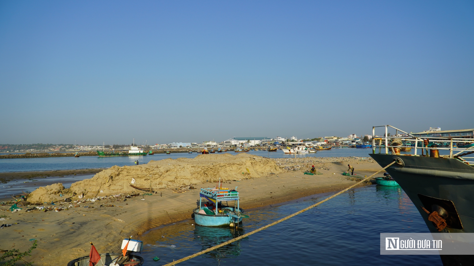 Lâm Đồng: Cửa biển Phan Thiết bồi lấp nghiêm trọng, tàu cao tốc “vật lộn” ra vào cảng- Ảnh 5. Lâm Đồng: Cửa biển Phan Thiết bồi lấp nghiêm trọng, tàu cao tốc “vật lộn” ra vào cảng- Ảnh 5.