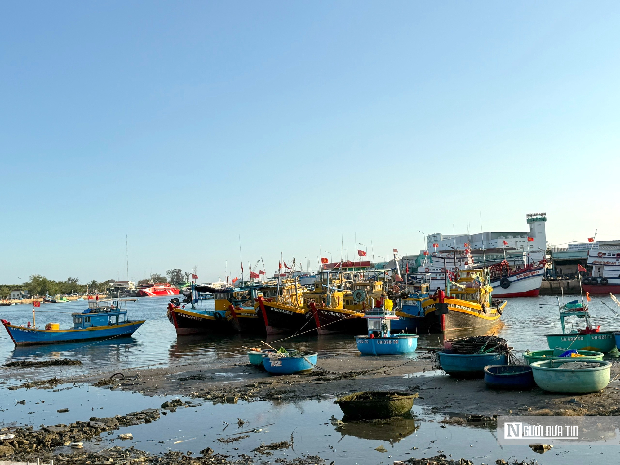 Lâm Đồng: Cửa biển Phan Thiết bồi lấp nghiêm trọng, tàu cao tốc “vật lộn” ra vào cảng- Ảnh 6. Lâm Đồng: Cửa biển Phan Thiết bồi lấp nghiêm trọng, tàu cao tốc “vật lộn” ra vào cảng- Ảnh 6.