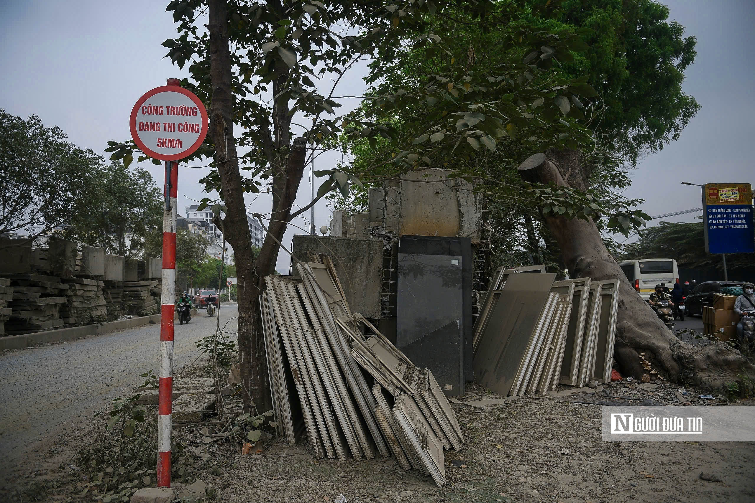 Hà Nội: Người dân ngán ngẩm sống chung với bụi bẩn, ô nhiễm- Ảnh 5.