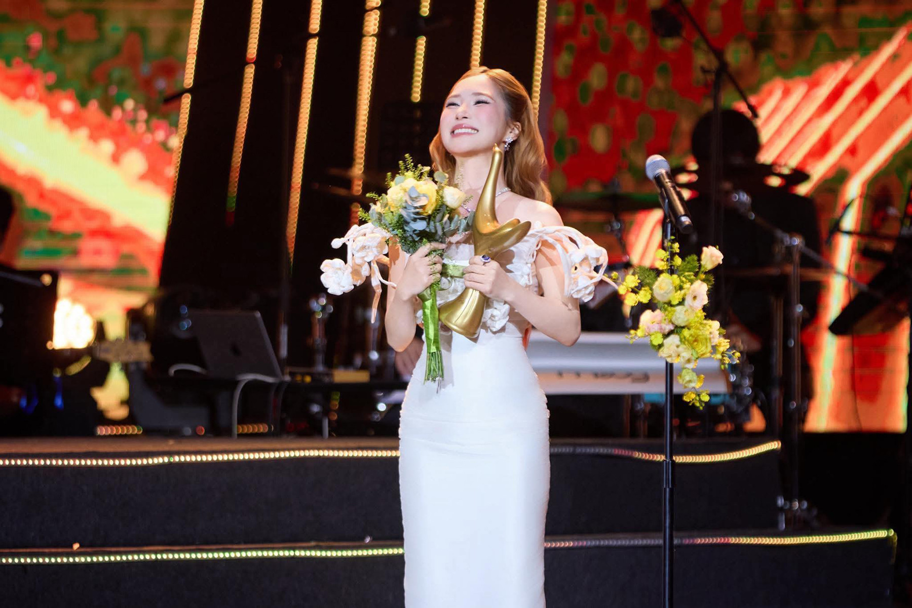 Tiền đạo Nguyễn Đình Bắc được vinh danh là 