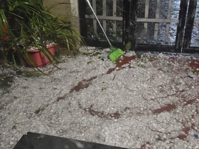 Mưa đ&aacute; hạt to như c&aacute;i ch&eacute;n tr&uacute;t xuống Bắc H&agrave;, L&agrave;o Cai- Ảnh 1.