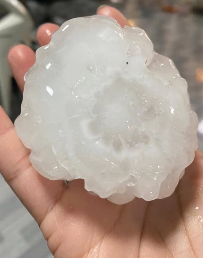 Mưa đ&aacute; hạt to như c&aacute;i ch&eacute;n tr&uacute;t xuống Bắc H&agrave;, L&agrave;o Cai- Ảnh 2.