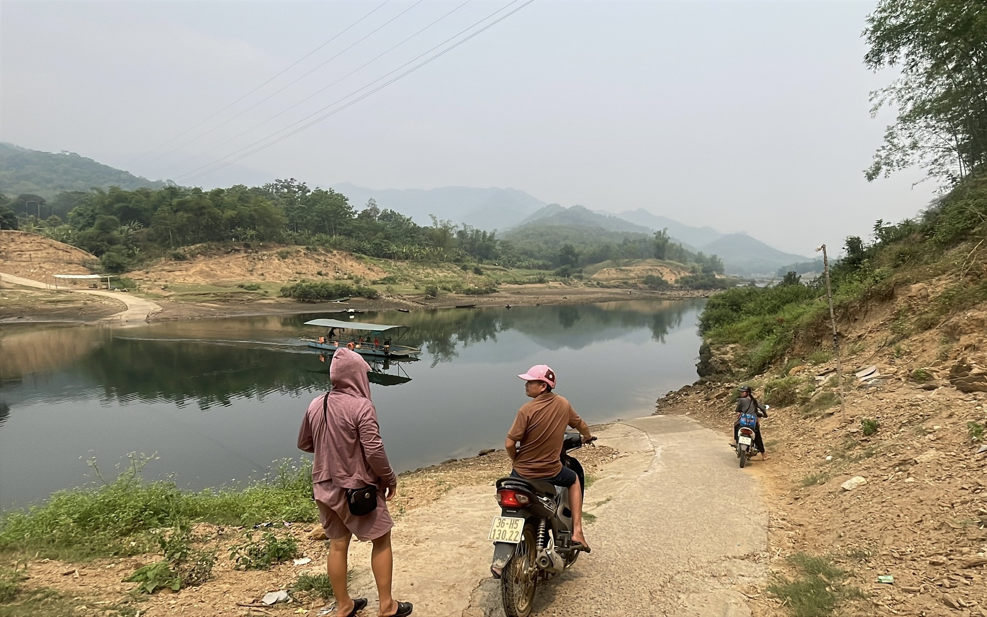 Dân bản bên sông Mã khốn khó 8 năm vì mất cầu, trông chờ vào con đò nhỏ