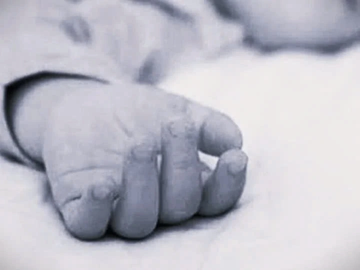 Bé gái 2 tuổi tử vong trong ô tô, bác sĩ chỉ mặt điểm tên những điều 