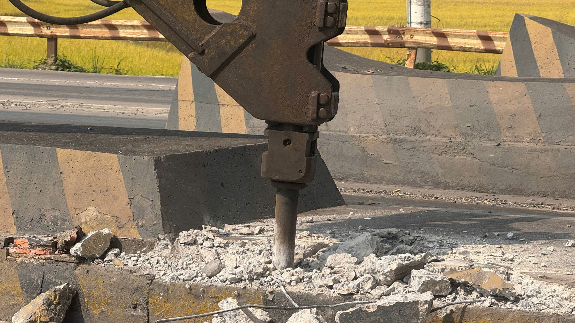 Tháo dỡ trạm thu phí “án ngữ” trên QL51, trả lại mặt đường thông thoáng cho cửa ngõ Đồng Nai- Ảnh 12.