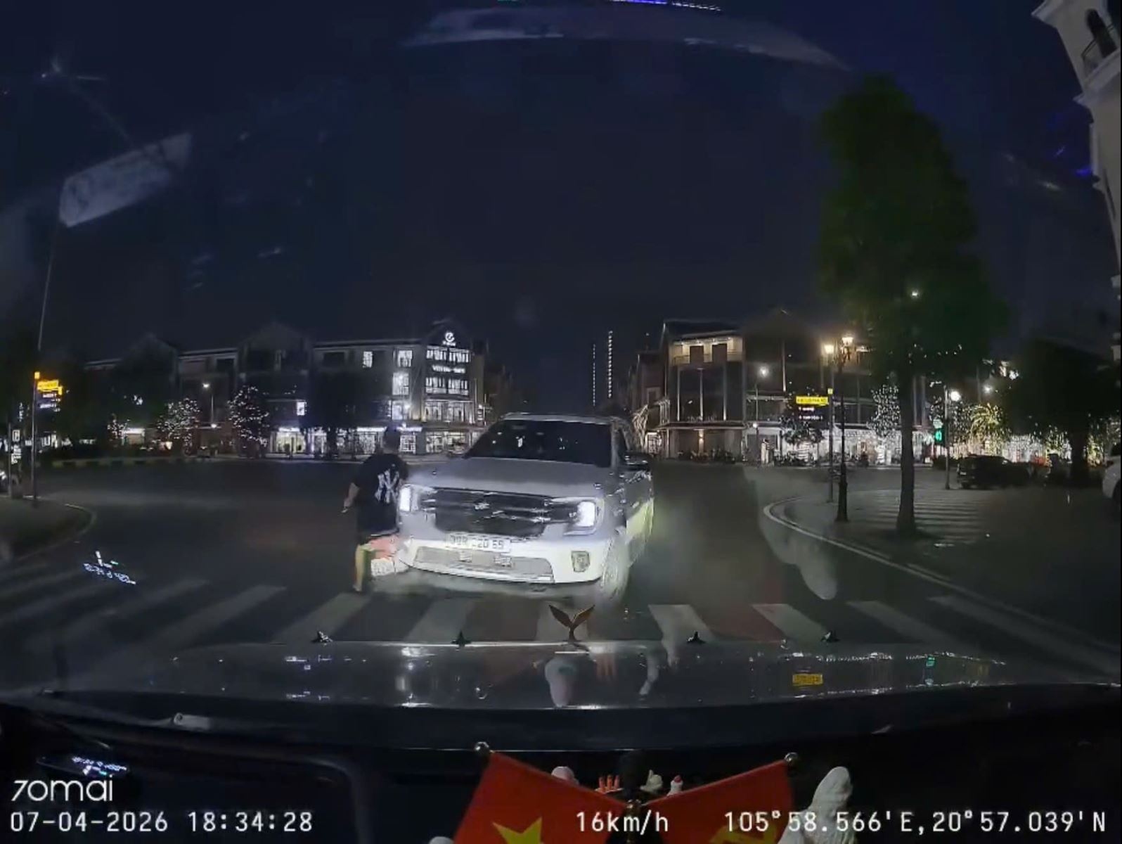 Người đàn ông nước ngoài nổ súng sau va chạm giao thông- Ảnh 1.