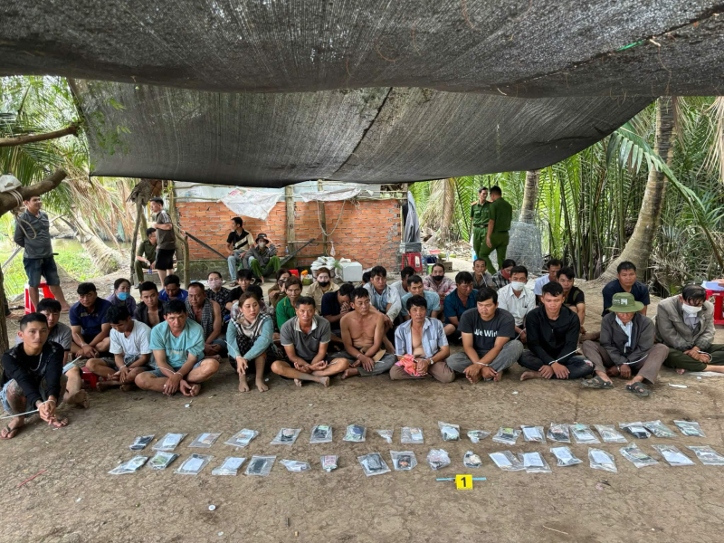 Bắt 36 đối tượng đánh bạc đá gà, ăn thua bằng số tiền lớn- Ảnh 1.