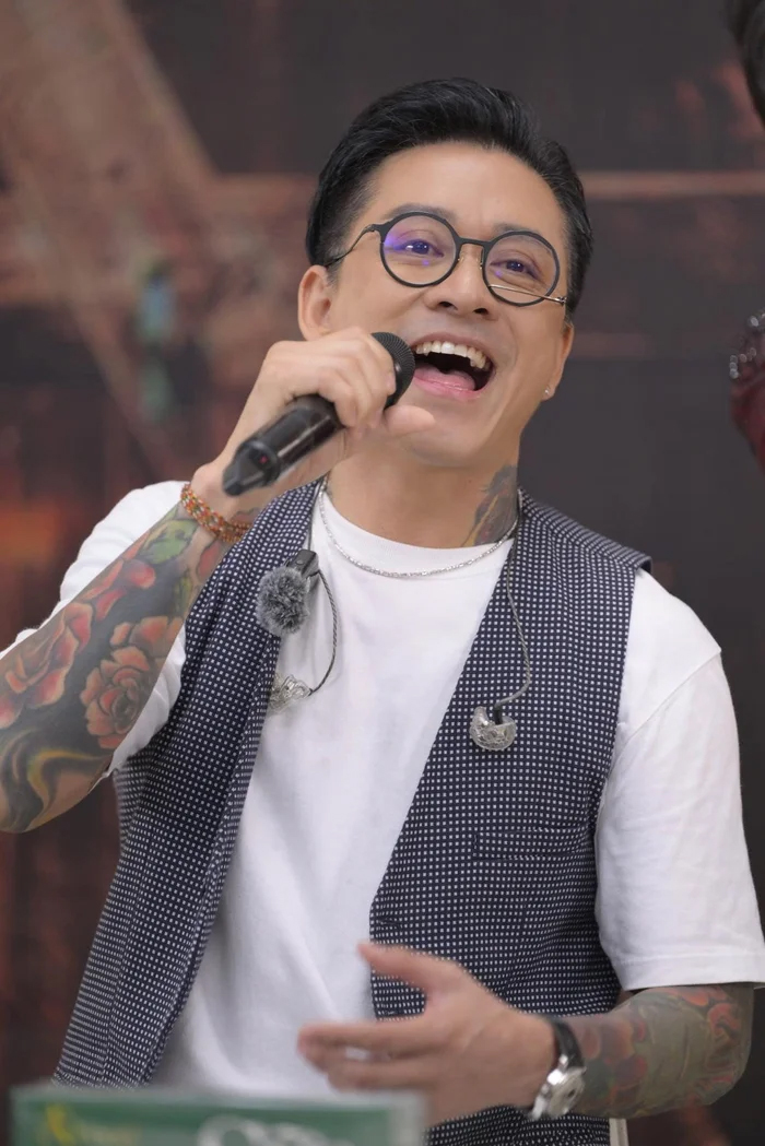 Động thái mới gây chú ý của ca sĩ Tuấn Hưng - Ảnh 3.