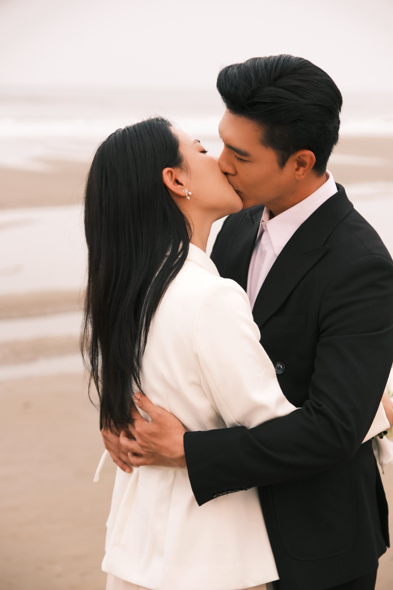 Cặp tình nhân đăng ảnh 