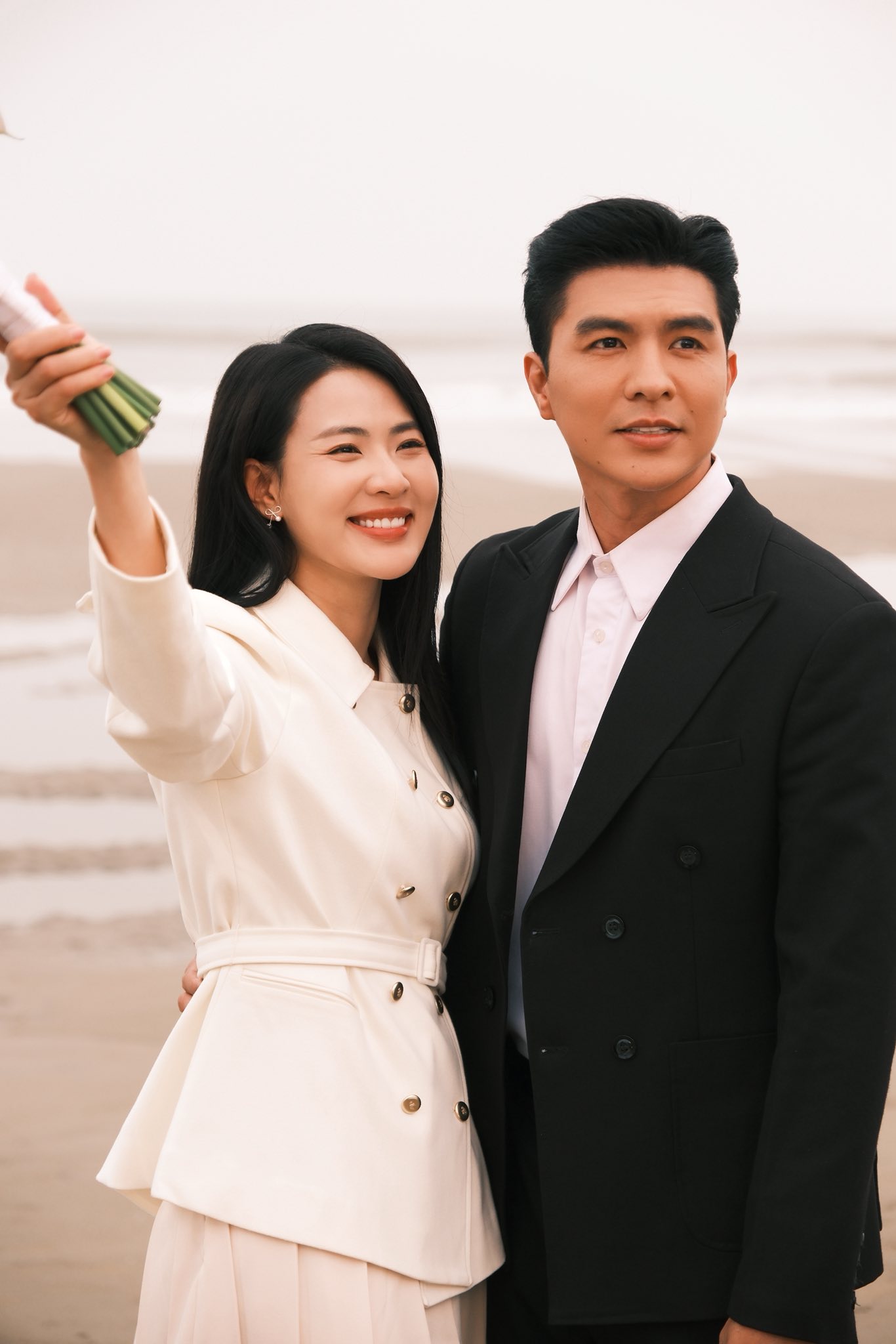 Cặp tình nhân đăng ảnh 