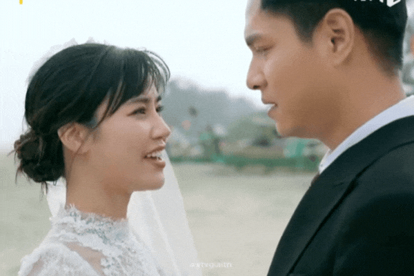 Cặp tình nhân đăng ảnh 