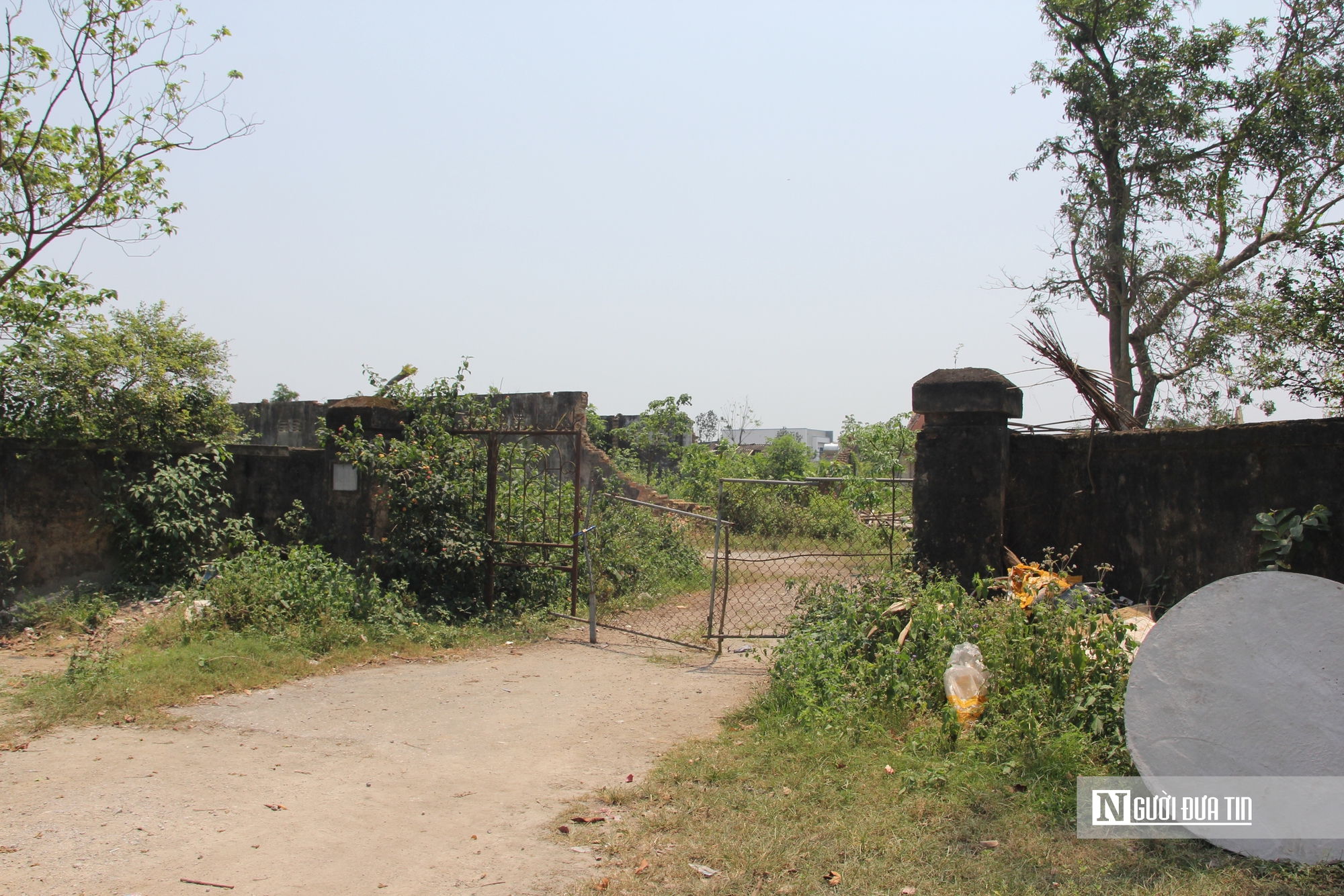Cận cảnh khu đất v&agrave;ng bỏ hoang, g&acirc;y l&atilde;ng ph&iacute; t&agrave;i nguy&ecirc;n, mất mỹ quan đ&ocirc; thị - Ảnh 1.