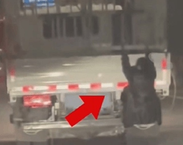 Vợ b&aacute;m v&agrave;o sau xe tải để bắt quả tang chồng ngoại t&igrave;nh v&agrave; c&aacute;i kết - Ảnh 1.