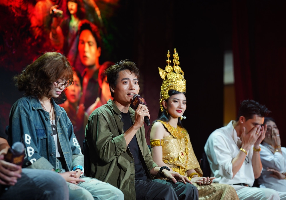 Nữ NSƯT nhuộm da, pha tiếng để đóng cặp với mỹ nam kém 14 tuổi - Ảnh 3.