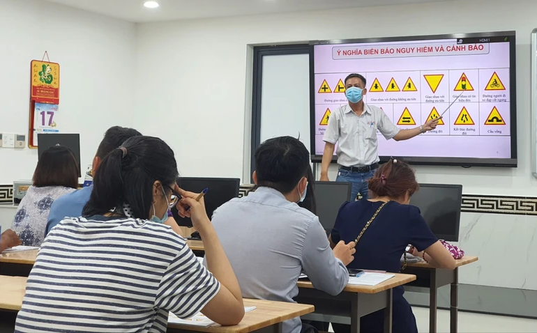Bỏ yêu cầu 3–5 năm kinh nghiệm với giáo viên dạy lái xe từ 1/7: Quy định mới gây chú ý - Ảnh 2.