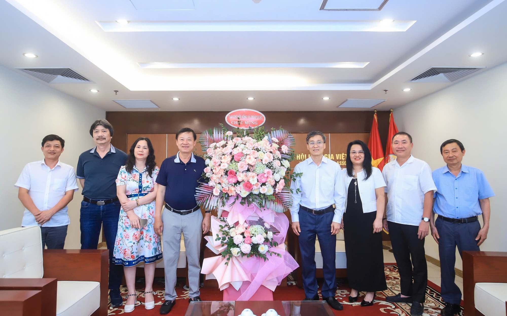 Tạp chí Đời sống và Pháp luật chúc mừng Hội Luật gia Việt Nam nhân kỷ niệm 71 năm Ngày Truyền thống