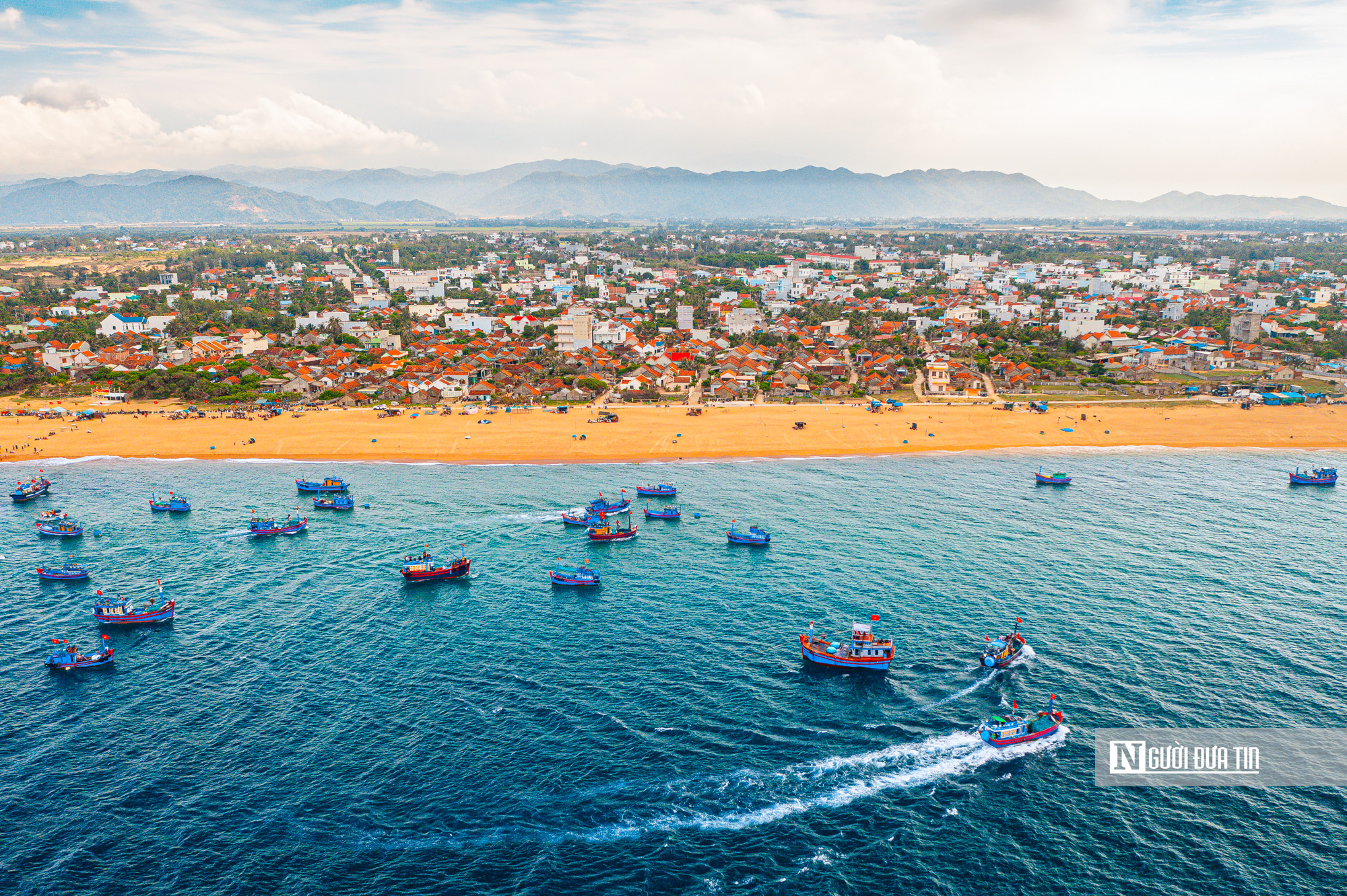 Ng&ocirc;i l&agrave;ng m&aacute;i đỏ ở Đắk Lắk trong &ldquo;Hẹn em ng&agrave;y nhật thực&rdquo; h&uacute;t kh&aacute;ch- Ảnh 21.