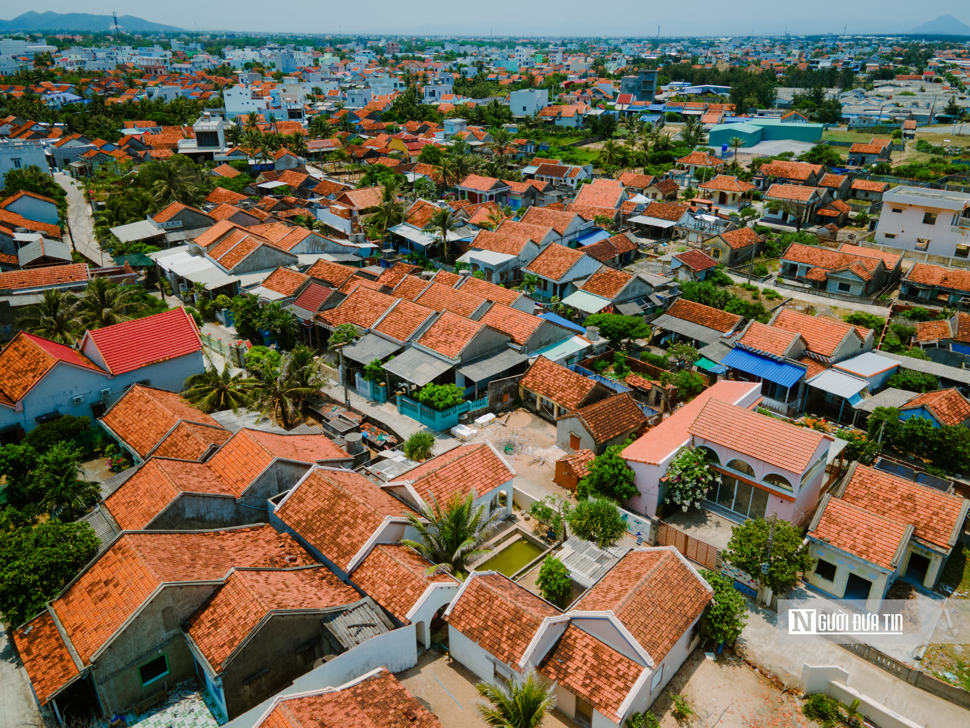 Ng&ocirc;i l&agrave;ng m&aacute;i đỏ ở Đắk Lắk trong &ldquo;Hẹn em ng&agrave;y nhật thực&rdquo; h&uacute;t kh&aacute;ch- Ảnh 4.