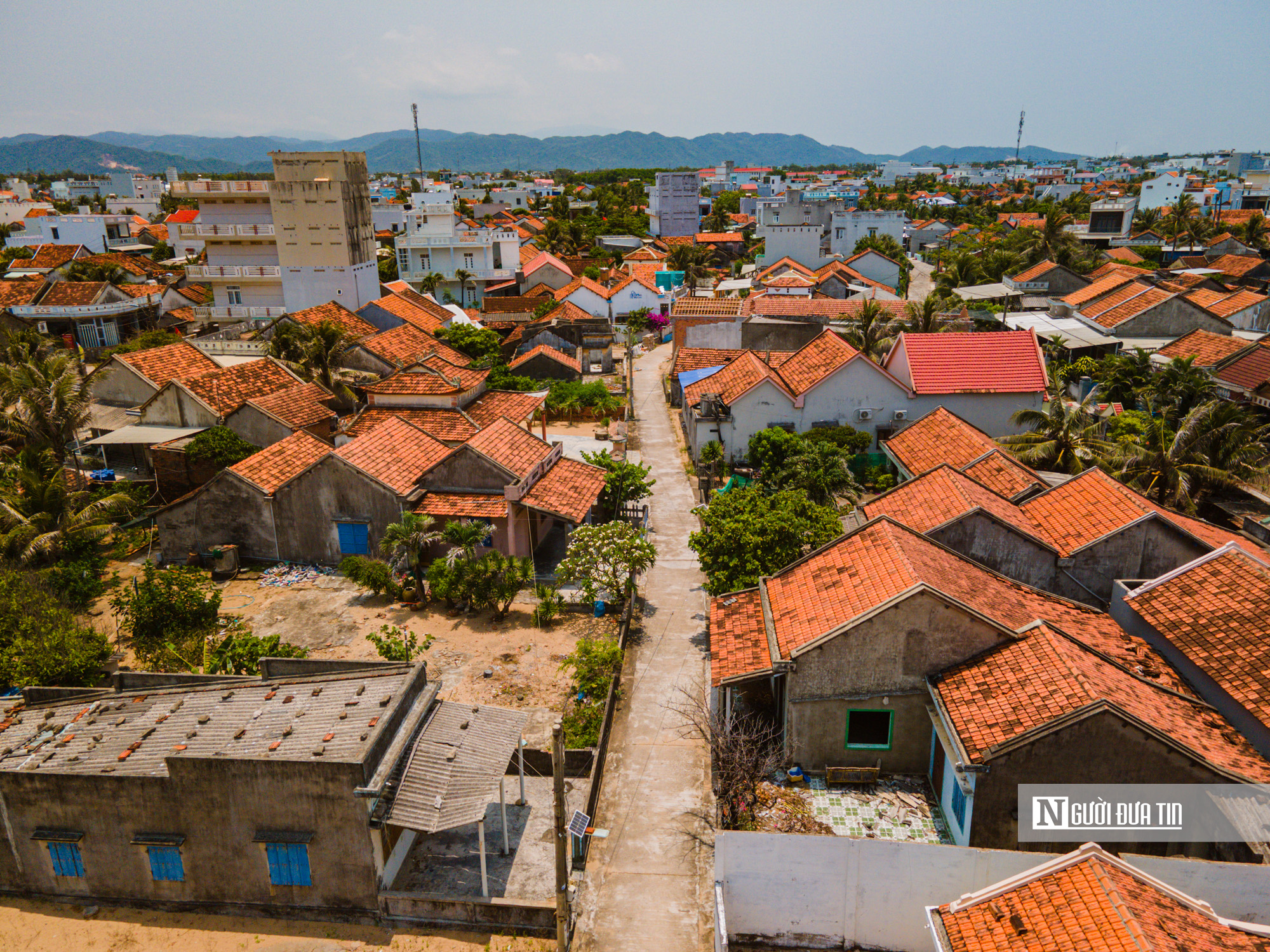 Ng&ocirc;i l&agrave;ng m&aacute;i đỏ ở Đắk Lắk trong &ldquo;Hẹn em ng&agrave;y nhật thực&rdquo; h&uacute;t kh&aacute;ch- Ảnh 3.