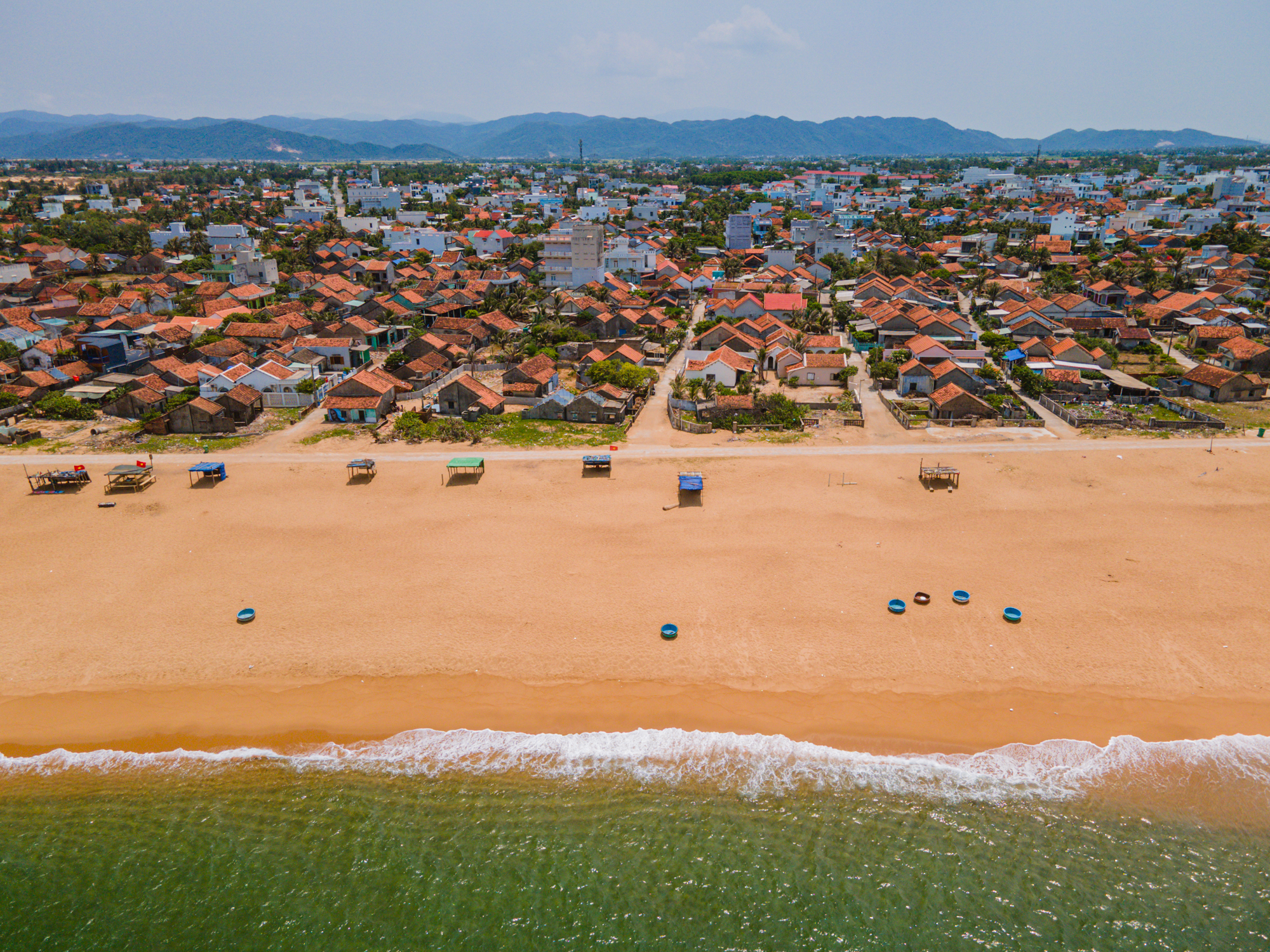 Ng&ocirc;i l&agrave;ng m&aacute;i đỏ ở Đắk Lắk trong &ldquo;Hẹn em ng&agrave;y nhật thực&rdquo; h&uacute;t kh&aacute;ch- Ảnh 2.