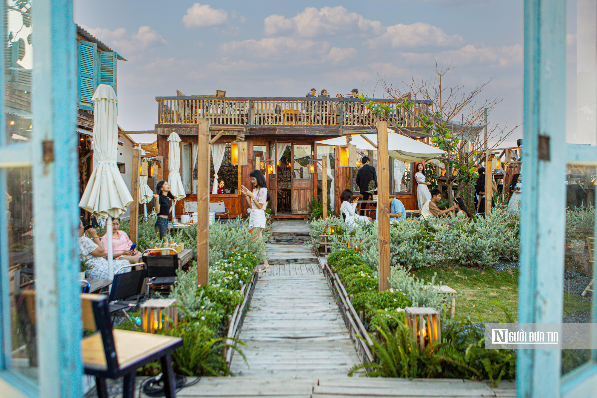 Ng&ocirc;i l&agrave;ng m&aacute;i đỏ ở Đắk Lắk trong &ldquo;Hẹn em ng&agrave;y nhật thực&rdquo; h&uacute;t kh&aacute;ch- Ảnh 5.