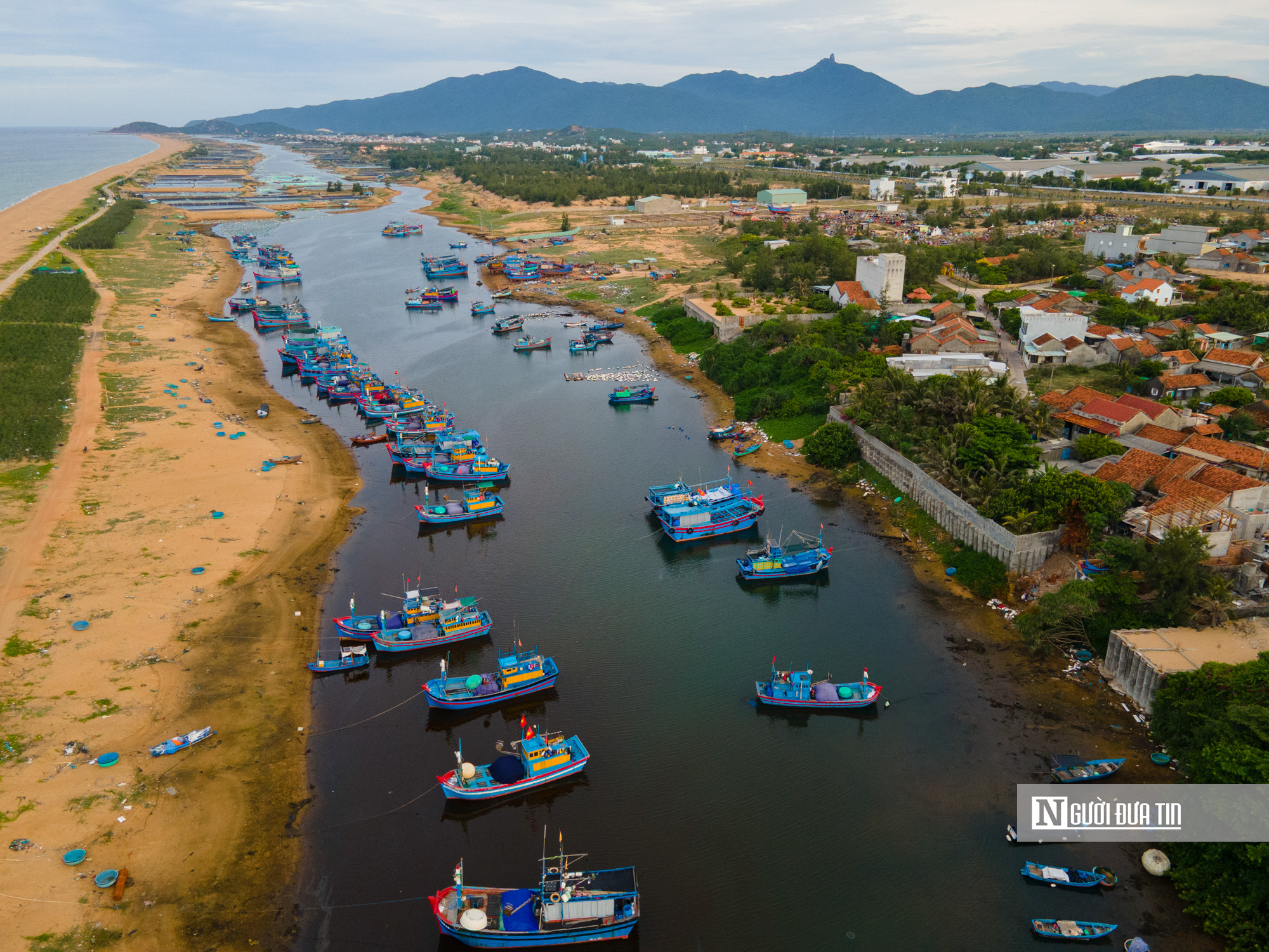 Ng&ocirc;i l&agrave;ng m&aacute;i đỏ ở Đắk Lắk trong &ldquo;Hẹn em ng&agrave;y nhật thực&rdquo; h&uacute;t kh&aacute;ch- Ảnh 11.