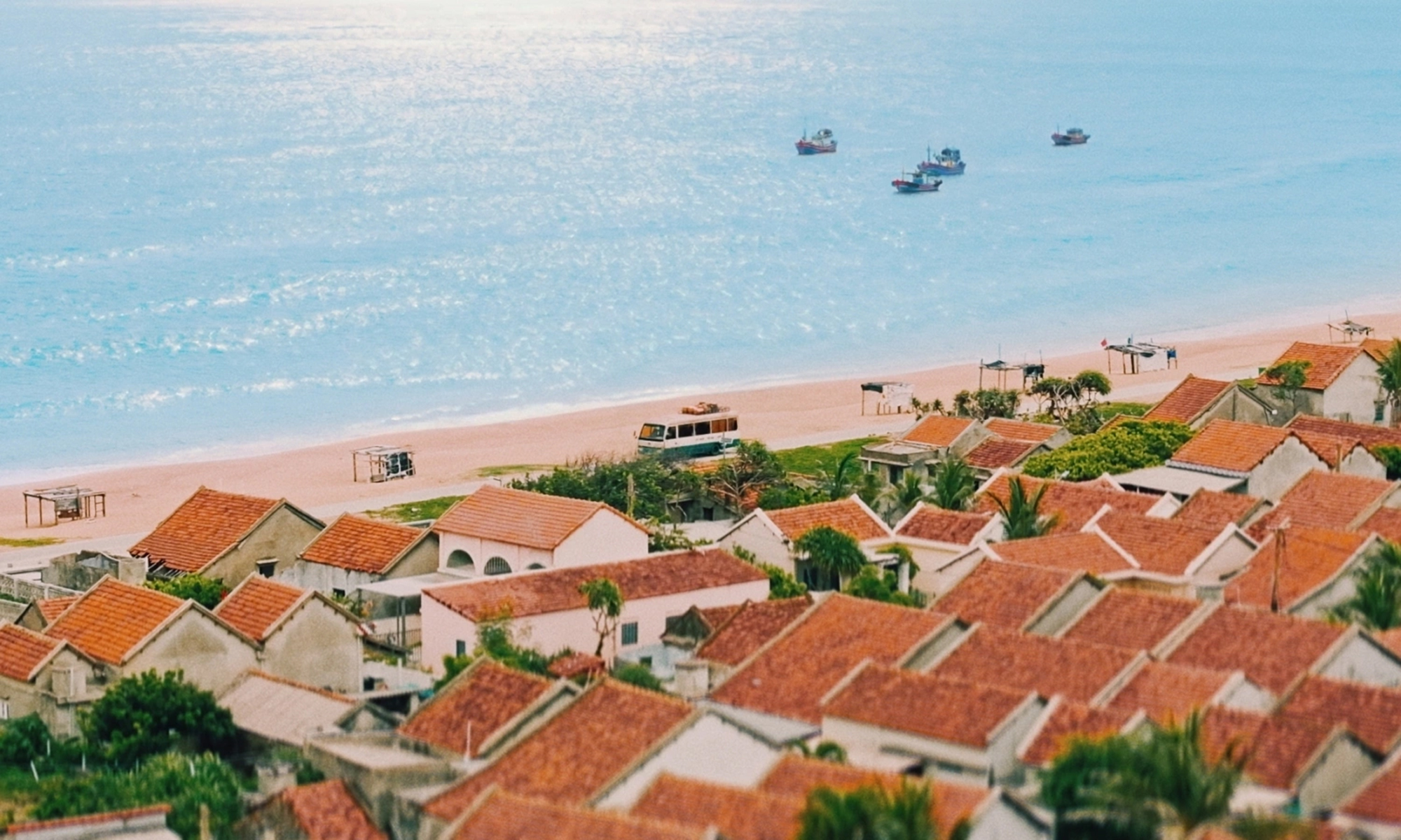 Ng&ocirc;i l&agrave;ng m&aacute;i đỏ ở Đắk Lắk trong &ldquo;Hẹn em ng&agrave;y nhật thực&rdquo; h&uacute;t kh&aacute;ch- Ảnh 12.