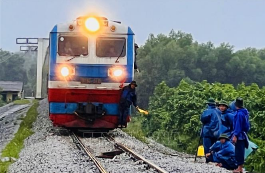 Vẫn chuyện tr&ecirc;n đường, nhưng l&agrave; đường sắt - Ảnh 1.