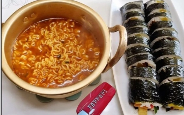 Thử thách nghèo đói ở Hàn Quốc: Trào lưu khoe của mỉa mai gây tranh cãi dữ dội