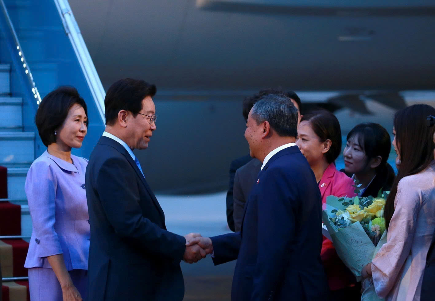 Tổng thống Hàn Quốc tới Hà Nội, bắt đầu chuyến thăm Việt Nam- Ảnh 2.