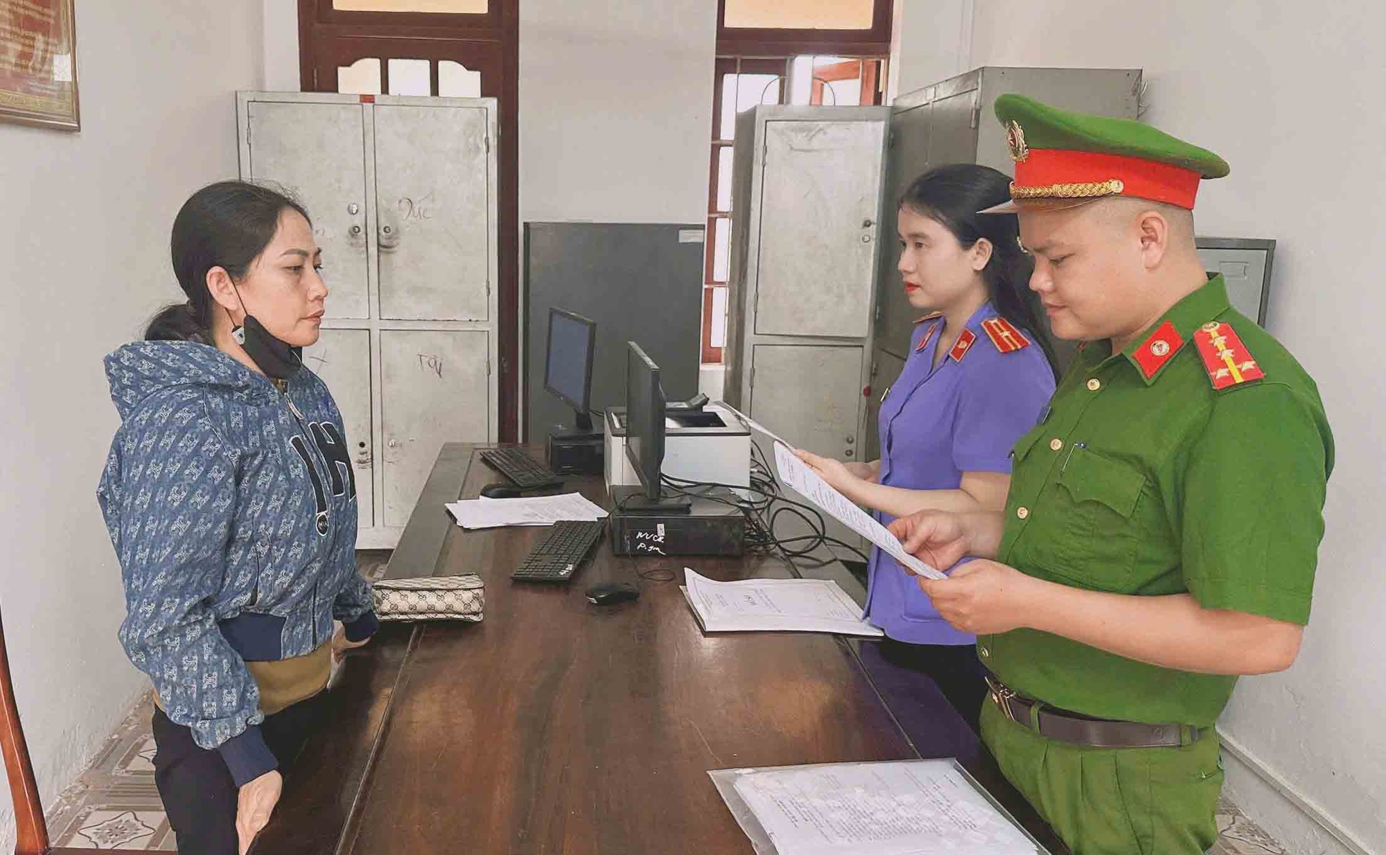 Mượn 4 xe máy rồi mang đi cầm cố, 2 mẹ con bị khởi tố - Ảnh 2.