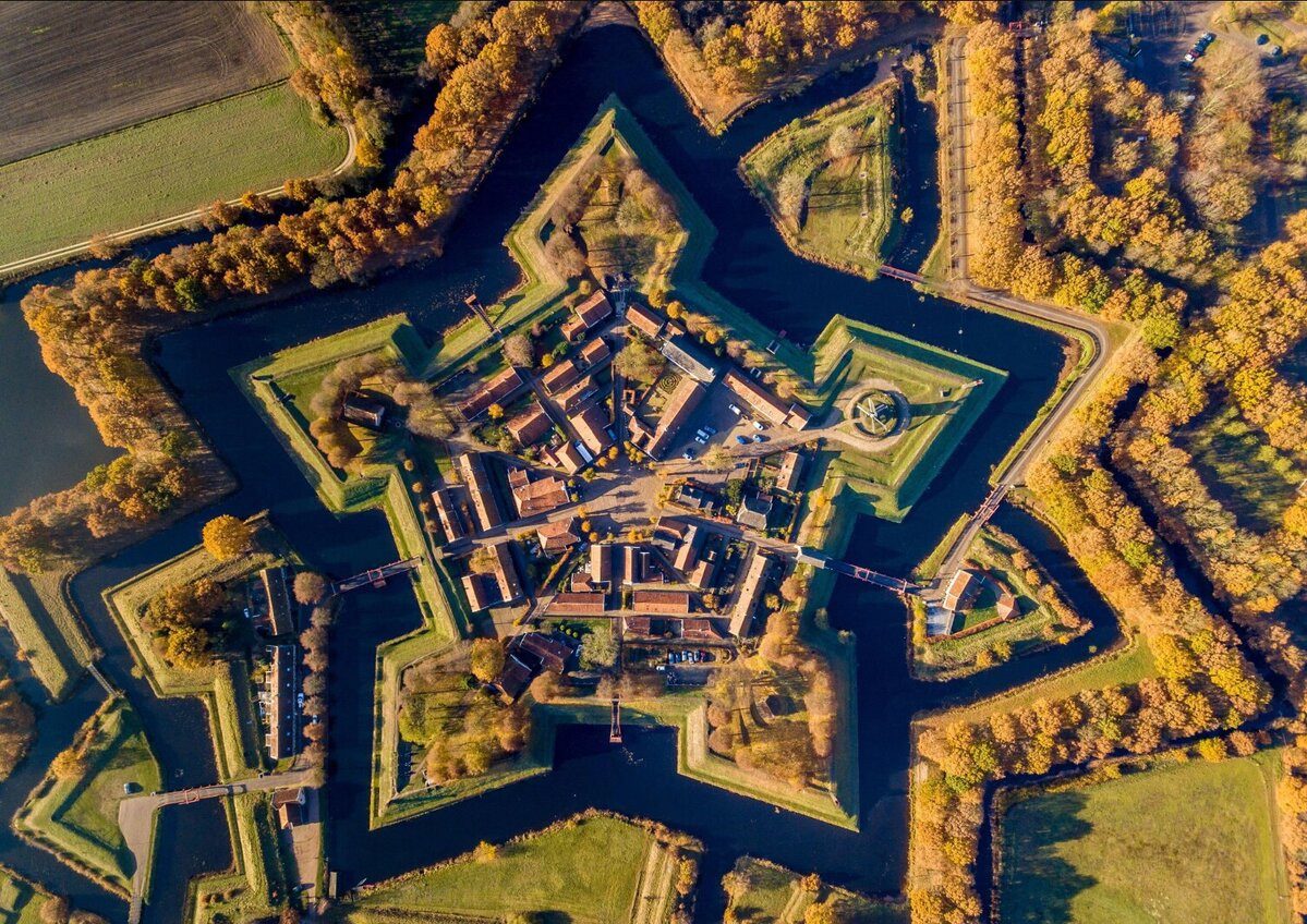 Khung cảnh yên bình ở ngôi làng độc đáo, có tuổi đời hàng trăm năm - Ảnh 1.