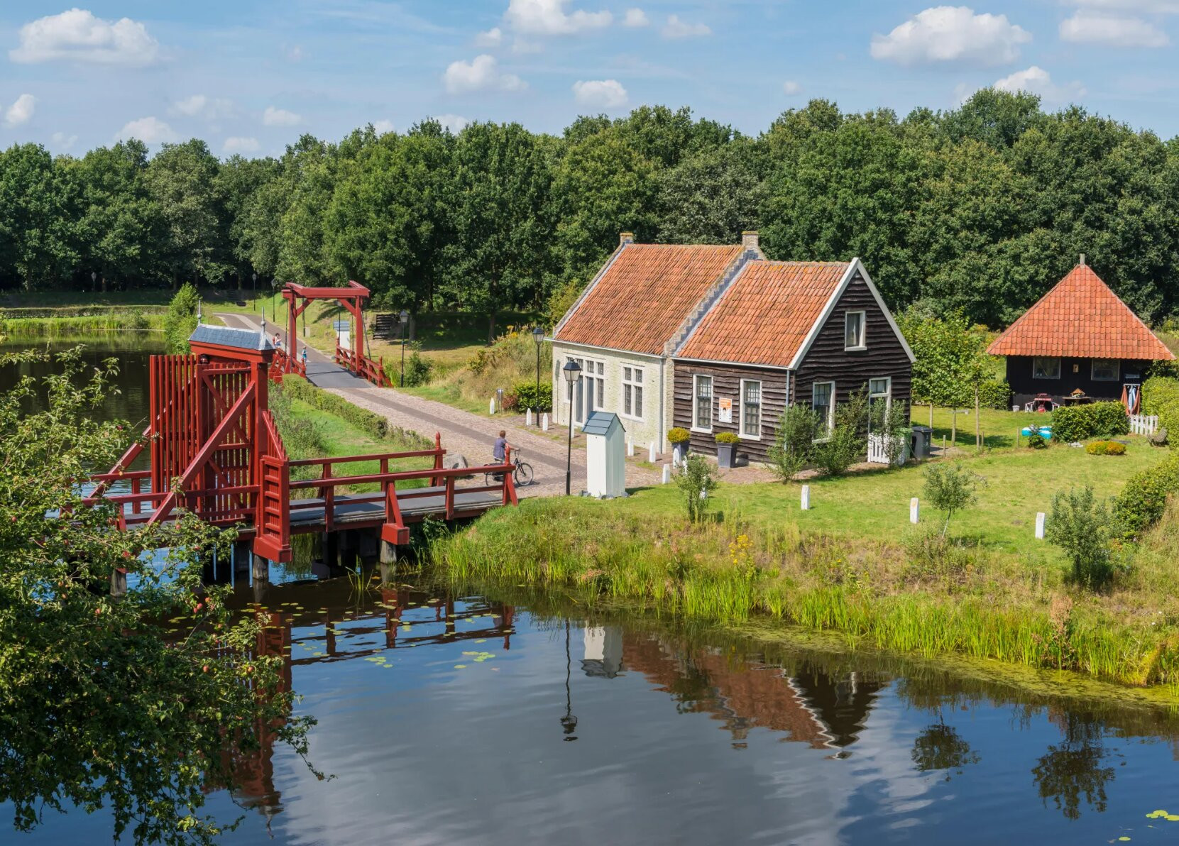 Khung cảnh yên bình ở ngôi làng độc đáo, có tuổi đời hàng trăm năm - Ảnh 2.