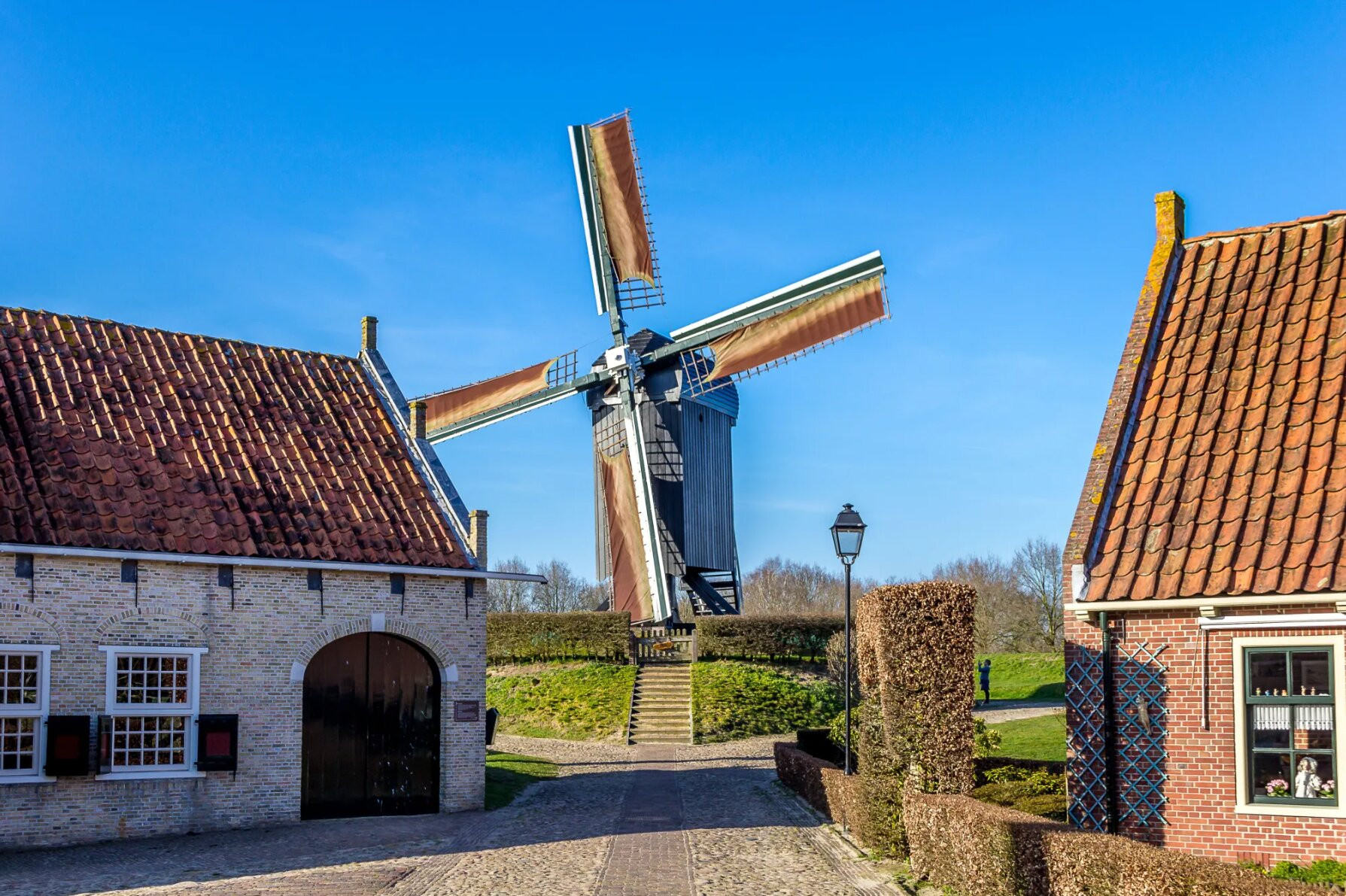 Khung cảnh yên bình ở ngôi làng độc đáo, có tuổi đời hàng trăm năm - Ảnh 3.