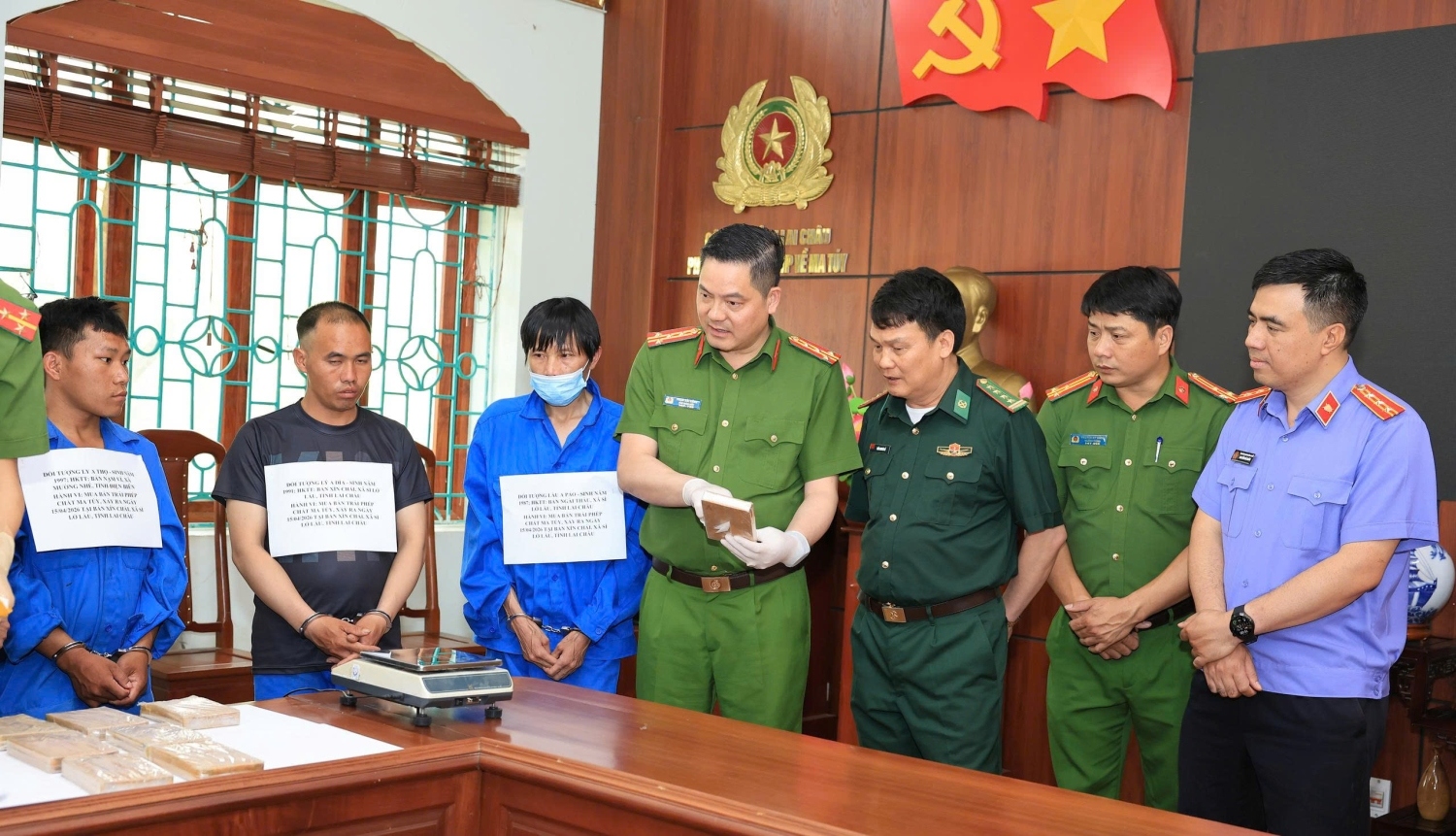 Bắt 3 đối tượng, thu 9 bánh heroin ở Lai Châu- Ảnh 1.