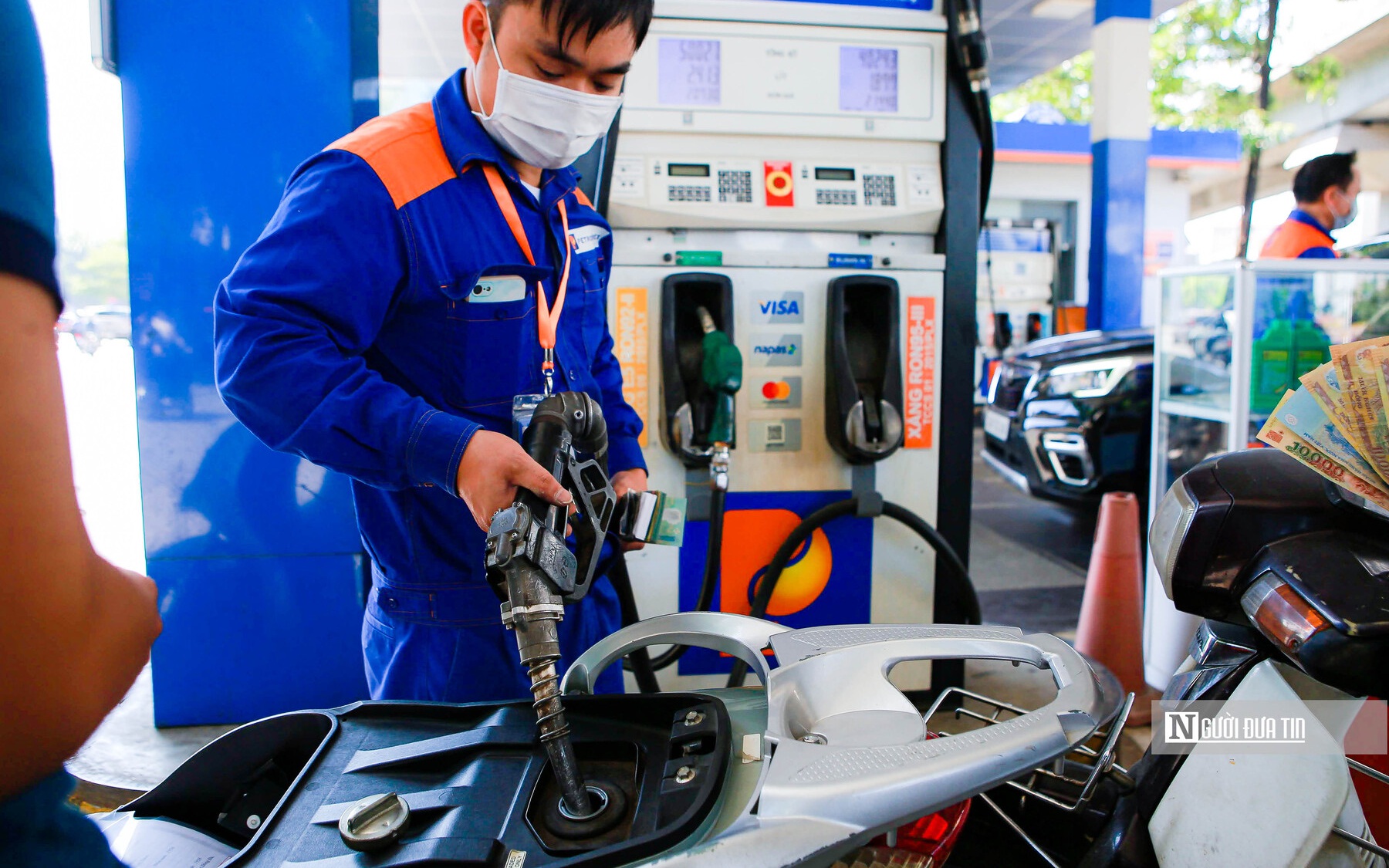 Giá xăng dầu đồng loạt giảm mạnh từ chiều 21/4, Việt Nam có giá thấp hơn các nước láng giềng