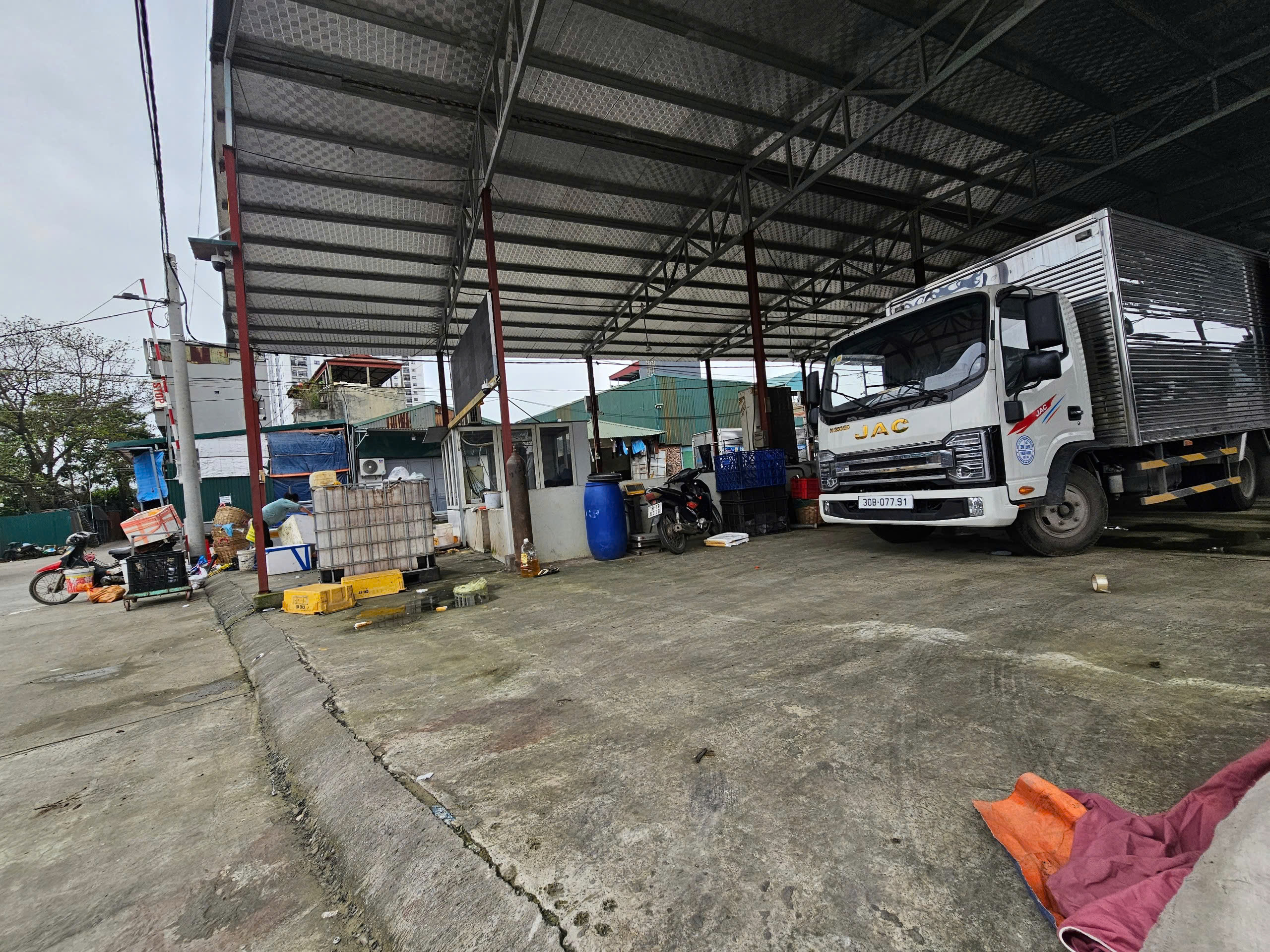 Hà Nội: Điểm dự kiến tiếp nhận chợ cá Yên Sở cũng không đảm bảo điều kiện- Ảnh 4.